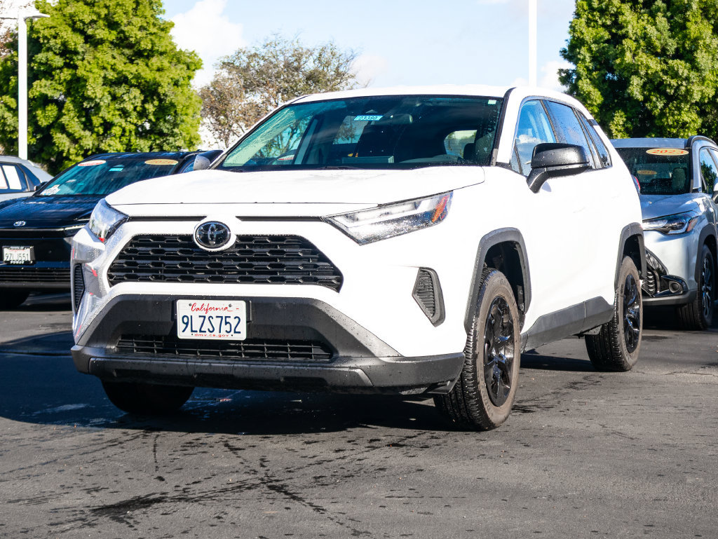 Used 2023 Toyota RAV4 LE AWD/4WD image 4