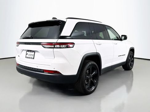 Used 2023 Jeep Grand Cherokee Altitude AWD/4WD image 5