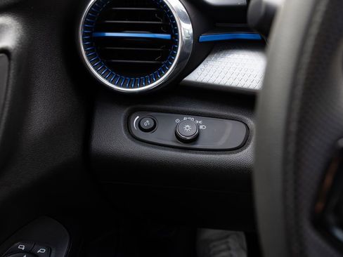 Used 2025 Chevrolet Trax LT FWD image 13