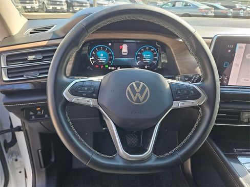 Used 2025 Volkswagen Atlas SE image 17