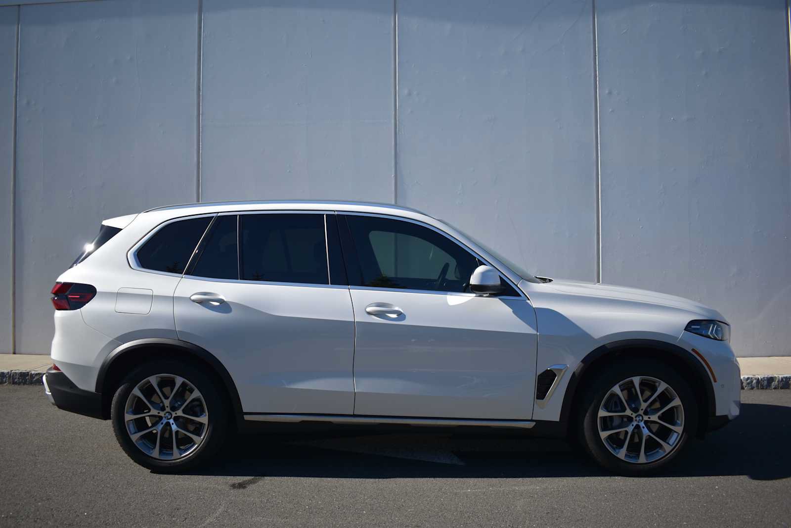 Used 2025 BMW X5 xDrive40i w/ Climate Comfort Package AWD/4WD image 4