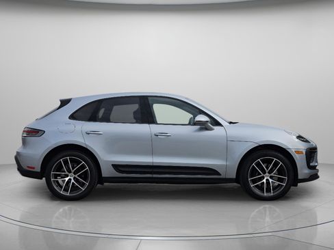Certified 2025 Porsche Macan image 7