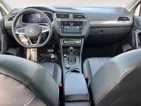 Used 2023 Volkswagen Tiguan SE w/ Panoramic Sunroof Package image 12
