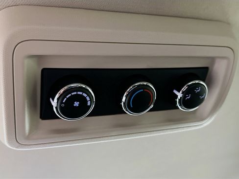 Used 2019 Dodge Grand Caravan SE w/ UConnect Hands-Free Group image 25