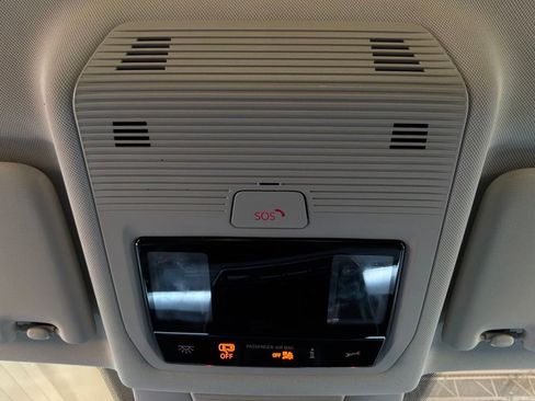 Used 2026 Volkswagen Tiguan SE FWD image 17