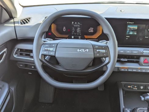 New 2025 Kia K4 LX image 12