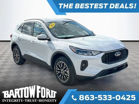 Used 2025 Ford Escape SE image 3