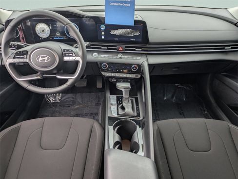 Used 2025 Hyundai Elantra SEL image 21