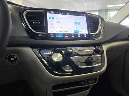 Used 2024 Chrysler Pacifica Touring-L image 28