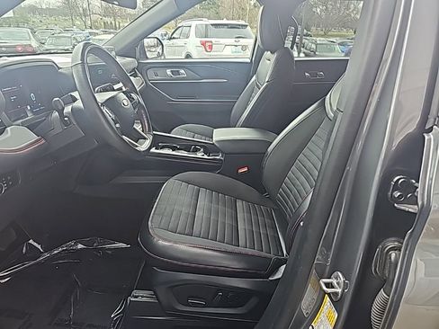 Used 2025 Ford Explorer ST-Line w/ ST-Line Street Pack image 9