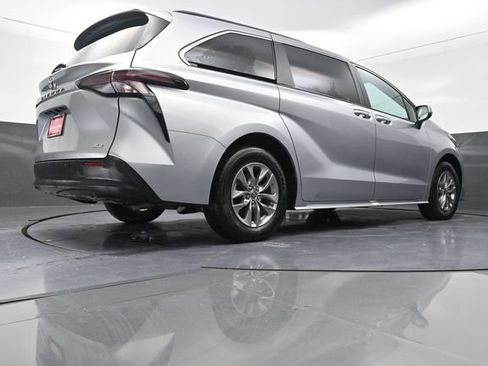 Used 2025 Toyota Sienna XLE FWD image 36
