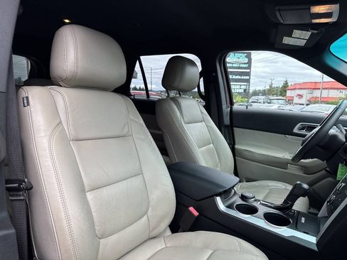 Used 2014 Ford Explorer XLT w/ Equipment Group 202A AWD/4WD image 16
