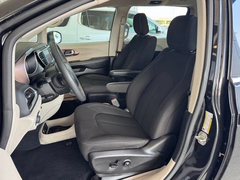 Used 2023 Chrysler Voyager LX FWD image 17