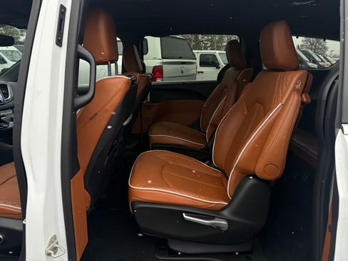 Used 2024 Chrysler Pacifica Pinnacle image 14