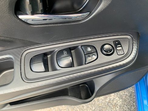 Used 2020 Nissan Versa SV FWD image 13