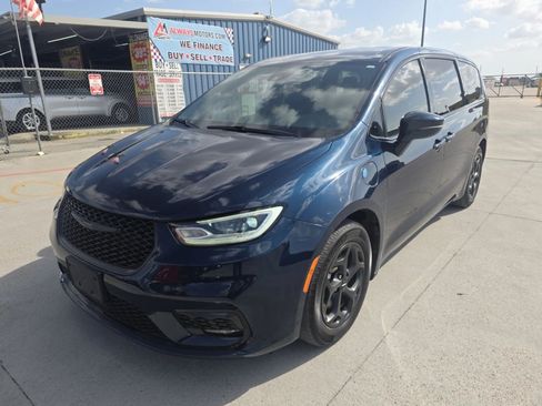 Used 2022 Chrysler Pacifica Touring-L w/ S Appearance Package FWD image 3