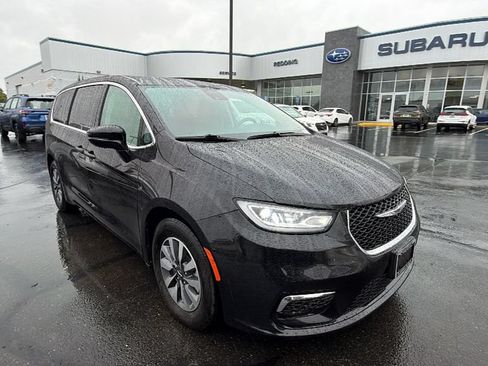 Used 2024 Chrysler Pacifica Limited FWD image 2