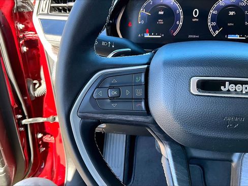 Used 2022 Jeep Grand Cherokee Limited image 24