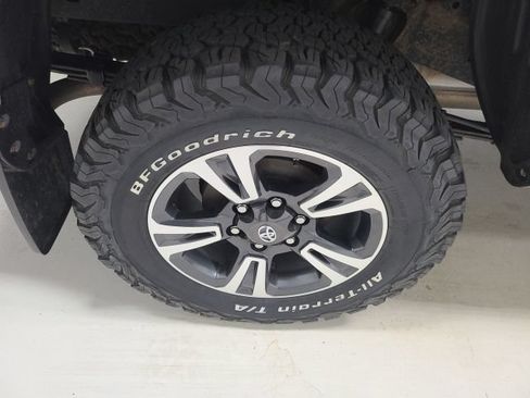 Used 2017 Toyota Tacoma TRD Sport AWD/4WD image 35