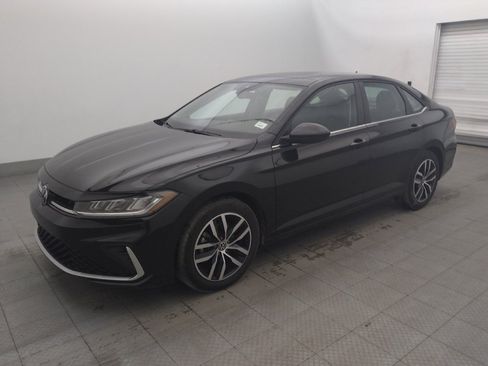 Used 2025 Volkswagen Jetta SE FWD image 2