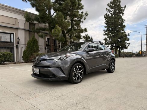 Used 2018 Toyota C-HR XLE FWD image 2