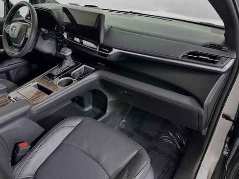 Used 2025 Toyota Sienna Platinum image 29