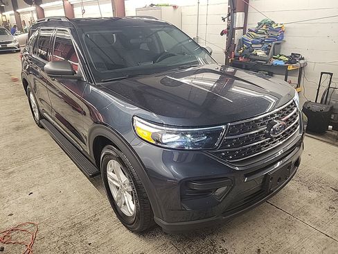Used 2024 Ford Explorer XLT image 4