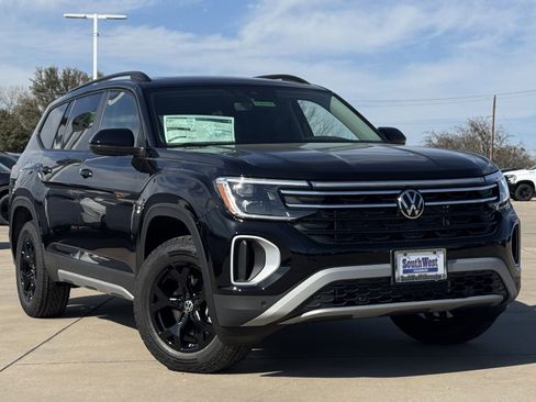 New 2026 Volkswagen Atlas Peak Edition image 2