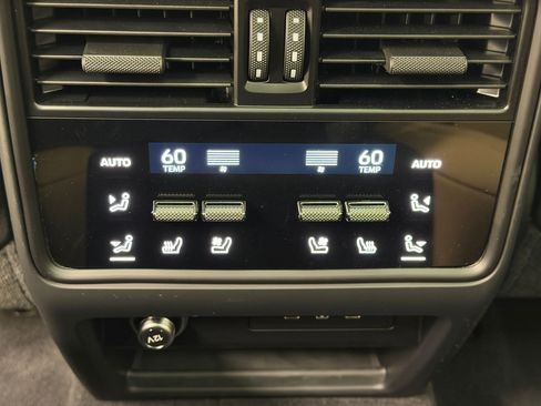 Used 2024 Porsche Cayenne AWD image 27