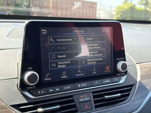 Used 2025 Nissan Altima 2.5 SV FWD image 39