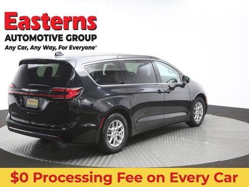 Used 2023 Chrysler Pacifica Touring-L FWD image 41