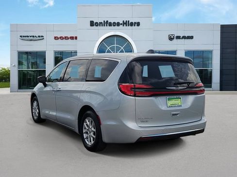 Used 2024 Chrysler Pacifica Touring-L FWD image 4
