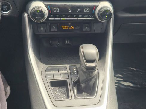 Used 2019 Toyota RAV4 XLE w/ Convenience Package FWD image 18