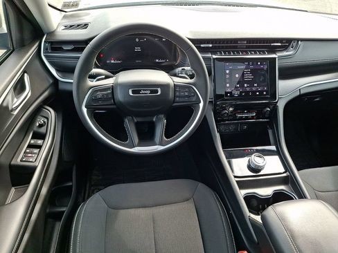 Used 2023 Jeep Grand Cherokee Laredo X AWD/4WD image 2