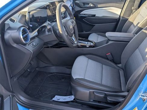 New 2025 Chevrolet Trax LT w/ Driver Confidence Package FWD image 5