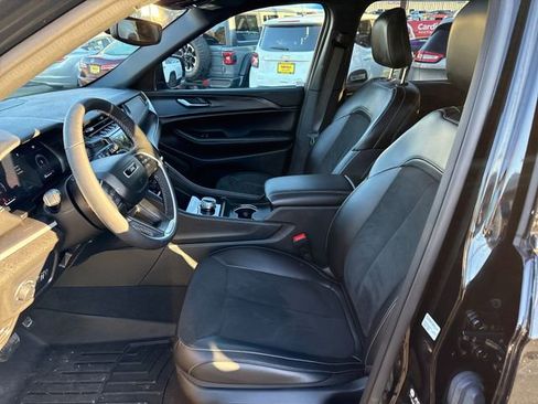 Used 2023 Jeep Grand Cherokee Altitude image 19