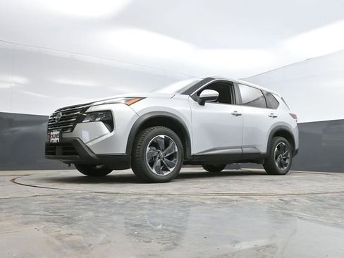 Used 2025 Nissan Rogue SV AWD/4WD image 47