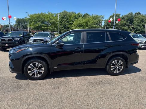 Used 2025 Toyota Highlander XLE AWD/4WD image 4