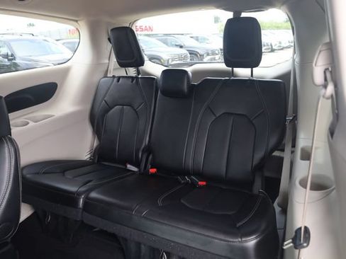 Used 2024 Chrysler Pacifica Touring-L FWD image 27