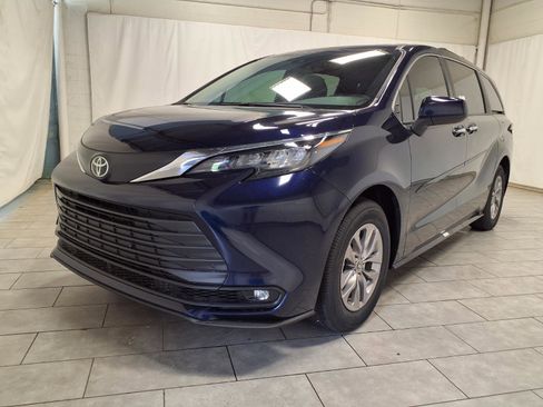 New 2026 Toyota Sienna XLE FWD image 3