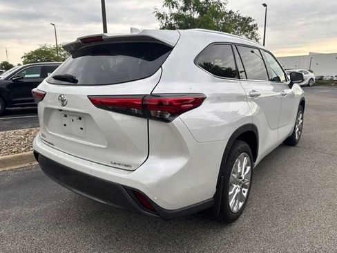 Used 2023 Toyota Highlander Limited FWD image 3