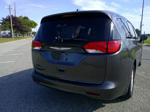 Used 2017 Chrysler Pacifica LX FWD image 30