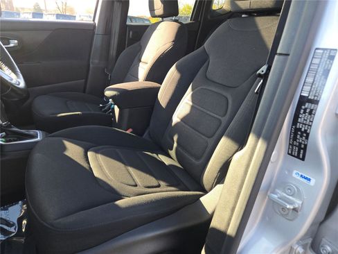 Used 2021 Jeep Renegade Latitude w/ Luxury Group I image 28