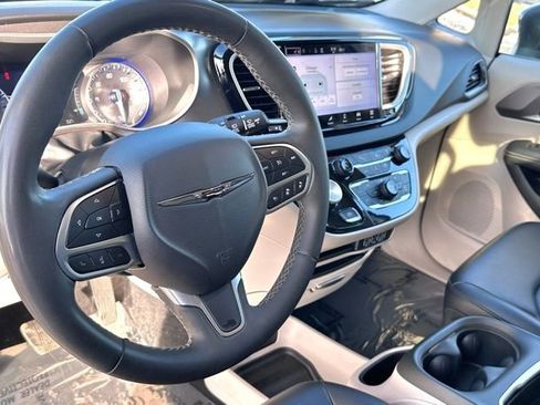 Used 2023 Chrysler Pacifica Touring-L image 15