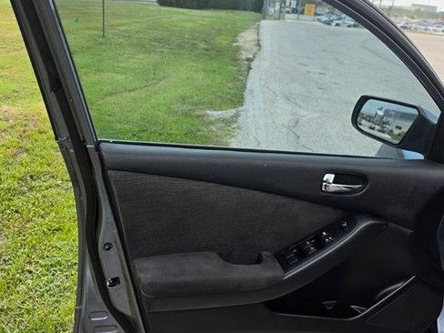 Used 2010 Nissan Altima Sedan FWD image 9
