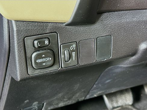Used 2018 Toyota Corolla LE FWD image 17