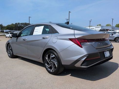 Used 2025 Hyundai Elantra SEL image 7