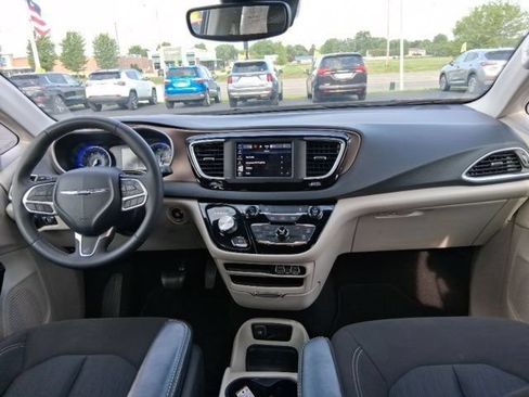 Used 2023 Chrysler Voyager LX FWD image 12