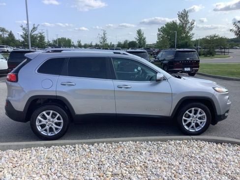 Used 2017 Jeep Cherokee Latitude w/ Safety/Convenience Group FWD image 6