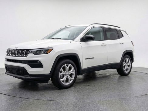 Used 2025 Jeep Compass Latitude AWD/4WD image 3